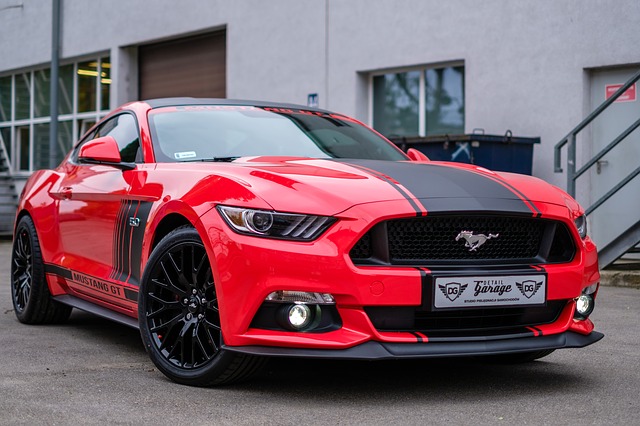 černočervený ford mustang